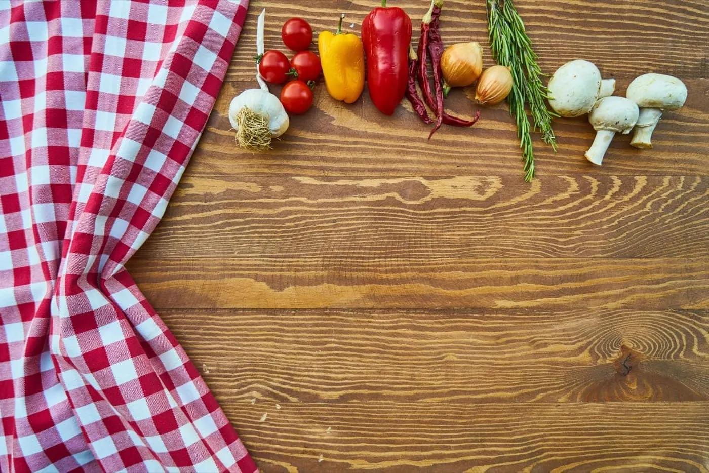Ingredienti freschi sul banco di cucina